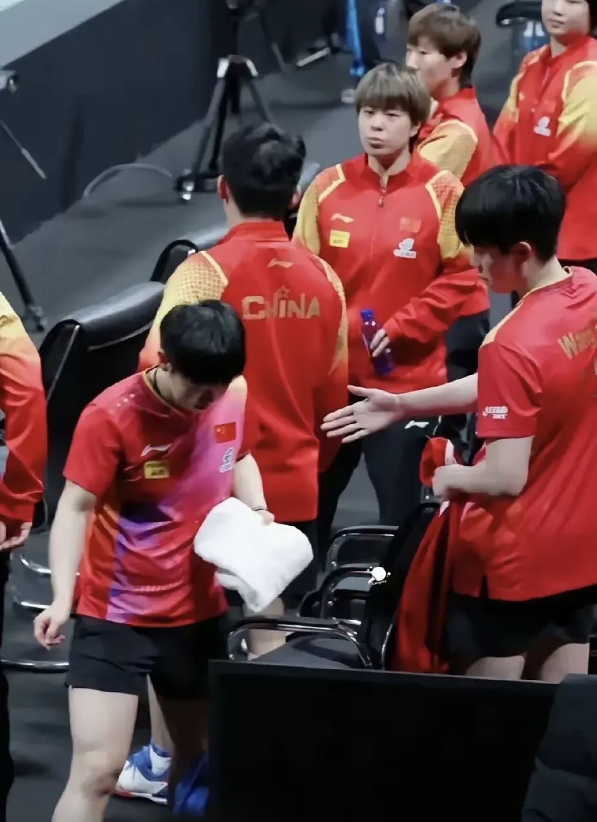 比赛中的紧张气氛令人屏息凝神